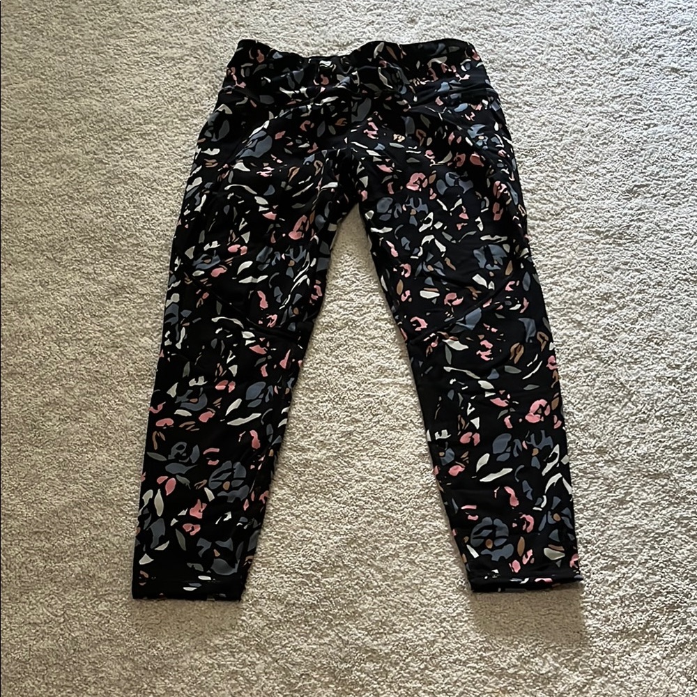 Sweaty Betty power 7/8 length legging. Size medium. Color black